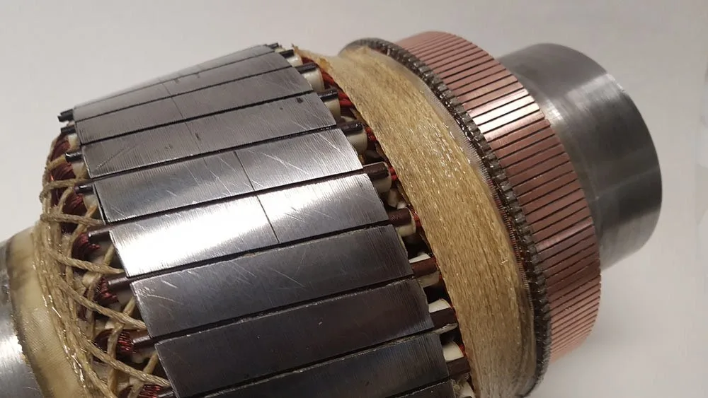 Rotor mit Tachogenerator, Blechpaket und Kupferwicklung in Nahaufnahme