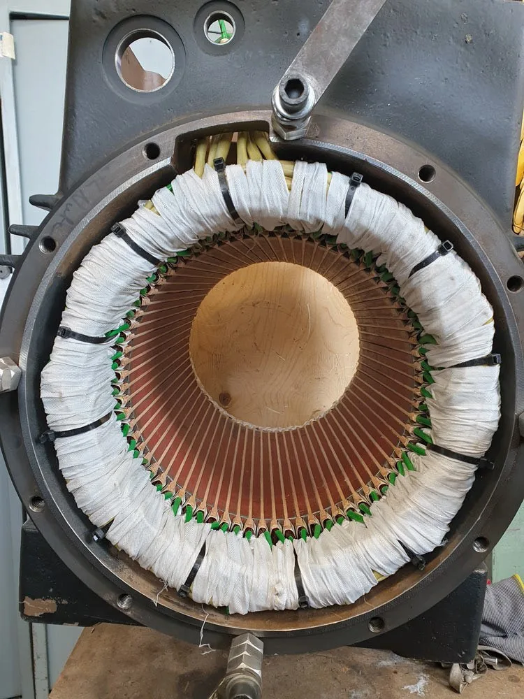 Stator mit fertig bandagierten Wickelköpfen im Motorgehäuse