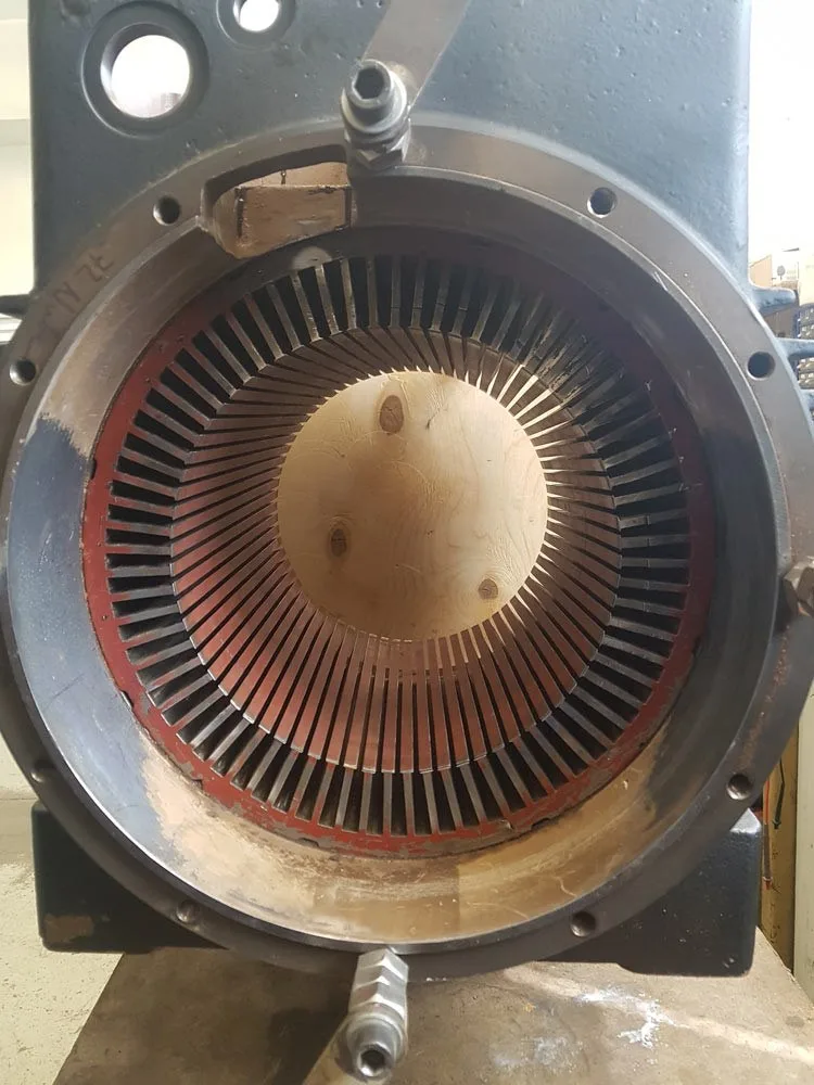 Leerer, gereinigter Stator im Motorgehäuse mit freien Nuten
