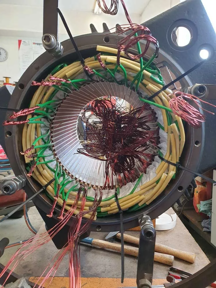 Stator mit neu eingelegten Wicklungen, Drahtenden und Anschlussleitungen noch offen