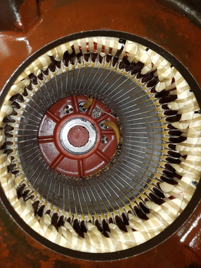 Stator mit fertiger Wicklung im Motorgehäuse, Blick von oben